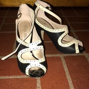 Retro 1940’s style peep toe heels 👠